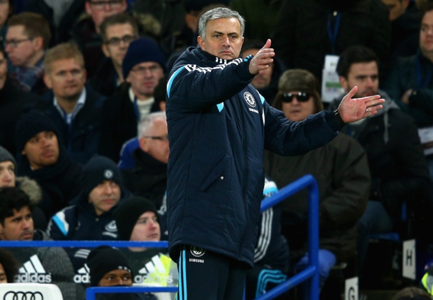 A pissed off looking Mourinho ends the silent treatment