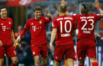 Lewandowski celebrates alongside Bayern team mates